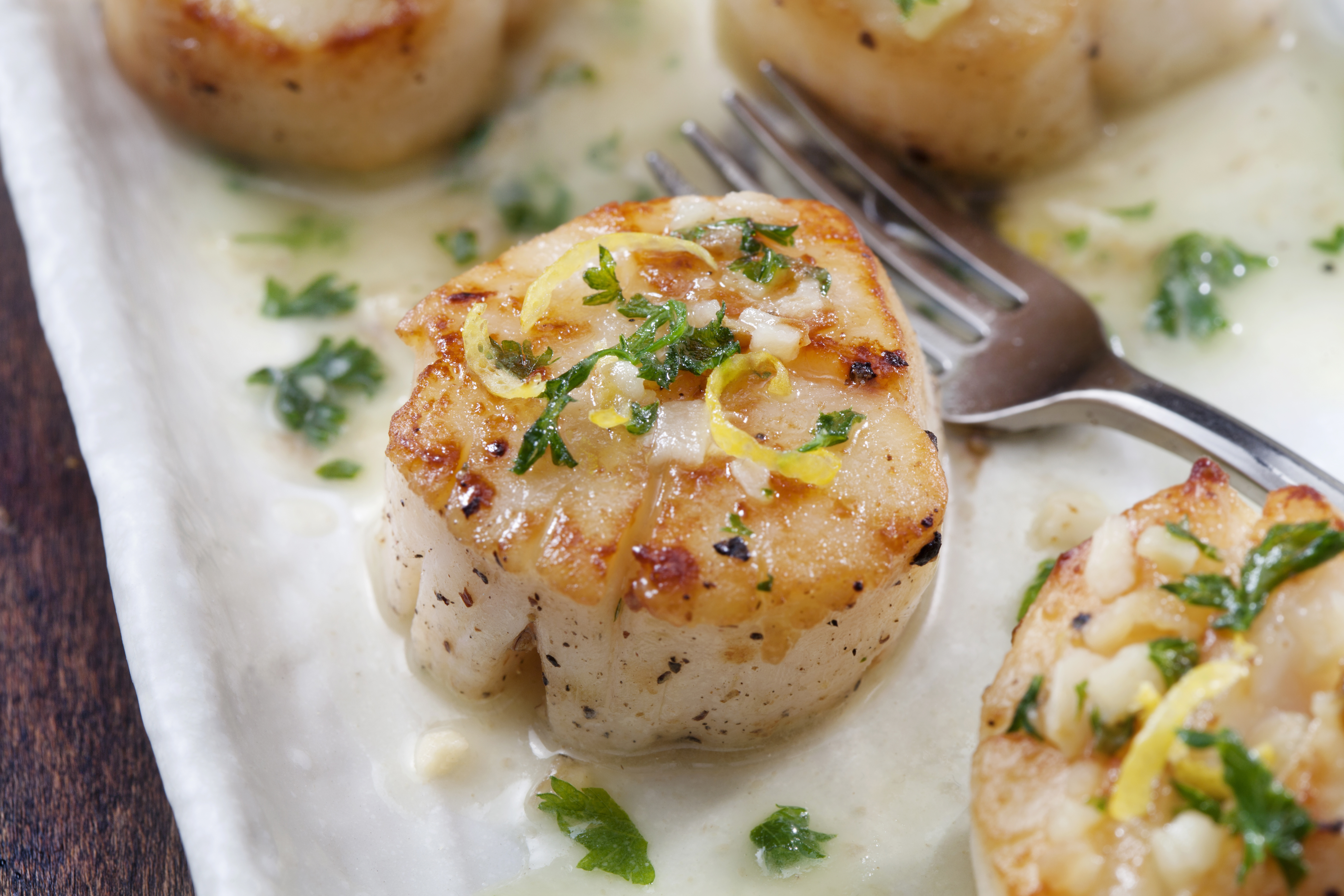 SEARED SCALLOPS WITH ROASTED CAULIFLOWER AND BEARNAISE